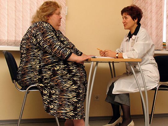 In der Praxis eines Phlebologen ein Patient mit durch Fettleibigkeit verursachten Krampfadern. 