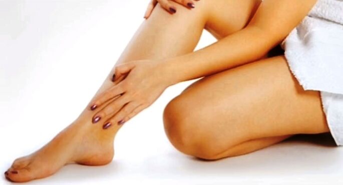Krampfadern in den Beinen verursachen Schmerzen. 